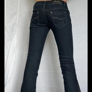 Svarta bootcut jeans - Bootcut lowwaist jeans med annat tyg vid benen (jeansen köptes med tyget påsytt)💗