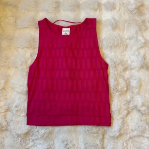 Rosa linnetopp från Stories S - Säljer en snygg rosa linnetopp från Stories i storlek S. Toppen har ett diskret randigt mönster och är ärmlös med rund halsringning. Perfekt för varma dagar och enkel att matcha med jeans eller kjol.