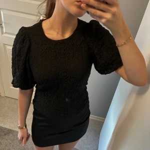 Svart spetsblus - Säljer en svart blus med vackert spetsmönster. Blusen är helt ny och aldrig använd, nypris 700kr. Så snygg till fest . Priset går att diskutera 💞