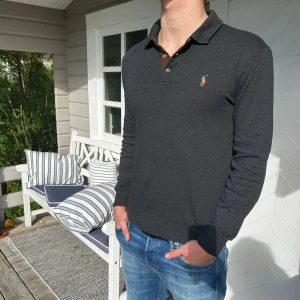 Ralph Lauren Tröja - Säljer nu denna snygga och trendiga Ralph Lauren tröja för billig peng! Använd fåtalet gånger och skicket är väldigt bra!🤌 Modellen på bilden är 1,83cm och väger 73kg! Hör av dig vid minsta lilla fundering🕺👊