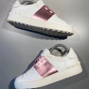 Valentino opens skor - Säljer nu mina valentino skor i storlek 39,5. Använda men i väldigt bra skick, givetvis äkta. Säljer pågrund av att dem är försmå, skriv om du har några frågor!