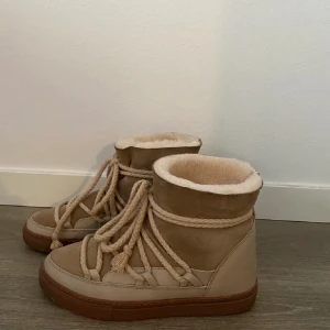 Inuikii skor - Säljer superfina inuikii skor i storlek 39🥰 köptes för 3000 kr, säljer för endast 1499! Beige färg, varma och perfekt till höst och vinter❤️