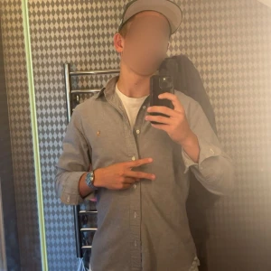 Ralph Lauren skjorta - Riktigt snygg och stilren Ralph Lauren skjorta💯Perfekt till både fester och helt vanliga skoldagar.🍾Storlek S och har en casual passform som passar till mycket. Skjortan är använd men i nästintill nyskick🔥🔥Hör gärna av er vid minsta fråga!! Mvh 2000s Wardrobe💯💯