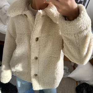 Teddyjacka Zara - Teddyjacka från Zara i storlek S, använt fåtal gånger, som ny! 