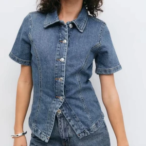 Jeanstopp från Gina Tricot - Snygg jeansskjorta från Gina, den är aldrig använd. 