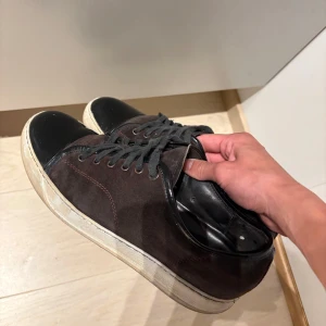 Lanvin skor - Unika vinröda/mörkbruna sneakers från Lanvin med svart snörning och vit sula. Pris går att diskuteras! Storlek: Uk 8 EU 42-23. Säljer pga behöver pengar.
