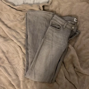 Ljusgråa jeans ifrån lager 157 - Jätte fina, typ helt oanvända