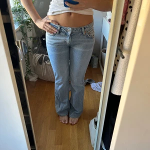  bootcut jeans ljusblå lågmidja - Ljusblå Weekday jeans modell nova storlek 27/34 jag är 168 passar perfekt i längd. Bär storlek S i jenas. Jättefint skick!!