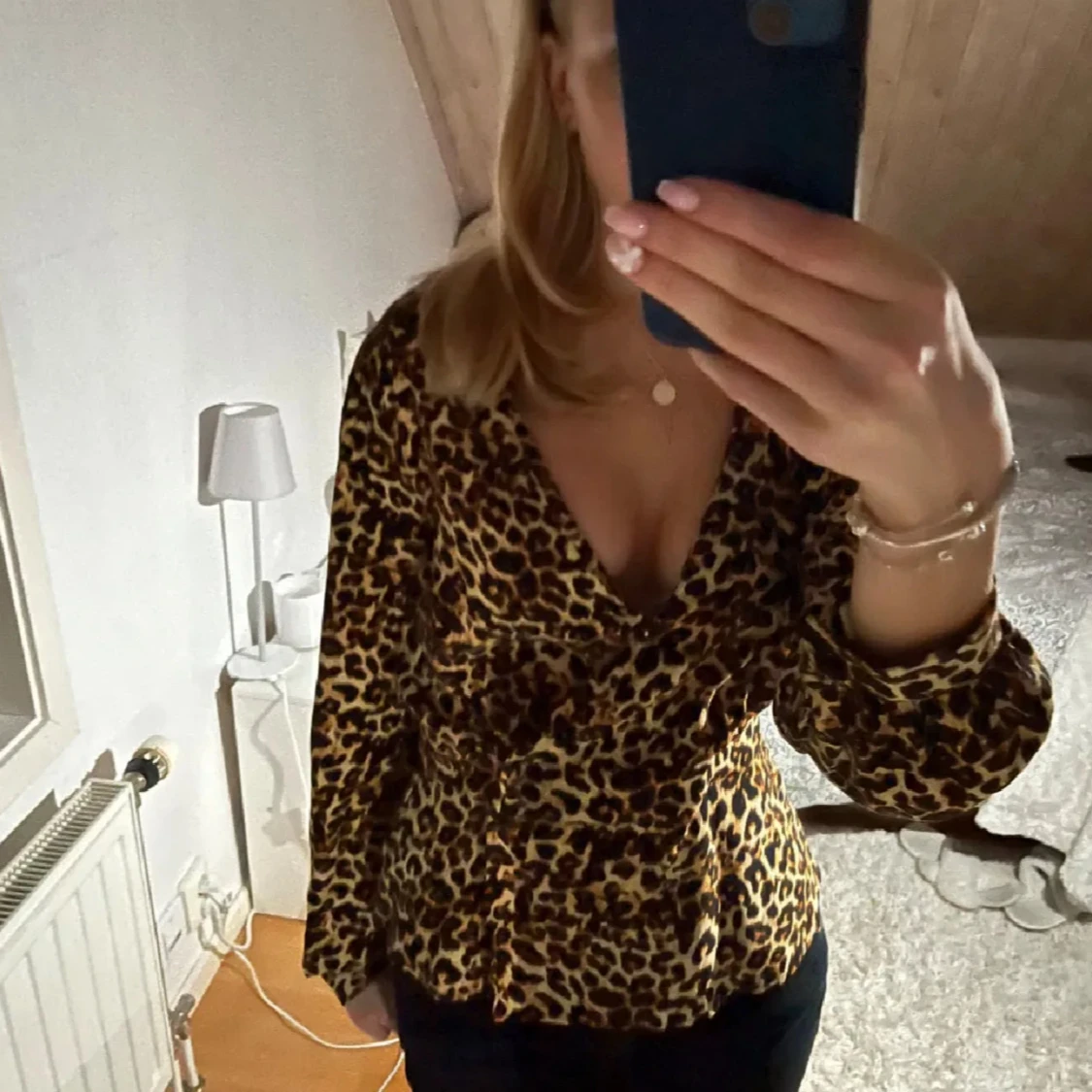 Leopardmönstrad blus med v-ringning - 2