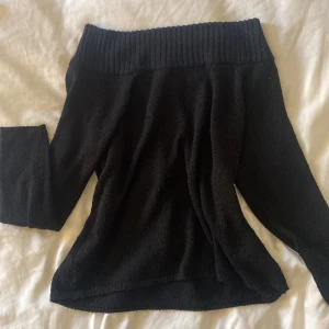 Svart offshoulder stickad tröja  - Super söt tröja som är liten i storleken💘