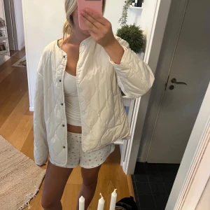  Jacka från STOCKH LM - Jacka från STOCKH LM, storlek XS. Använd väldigt lite, inga defekter. Jackan har även två rymliga fickor. 