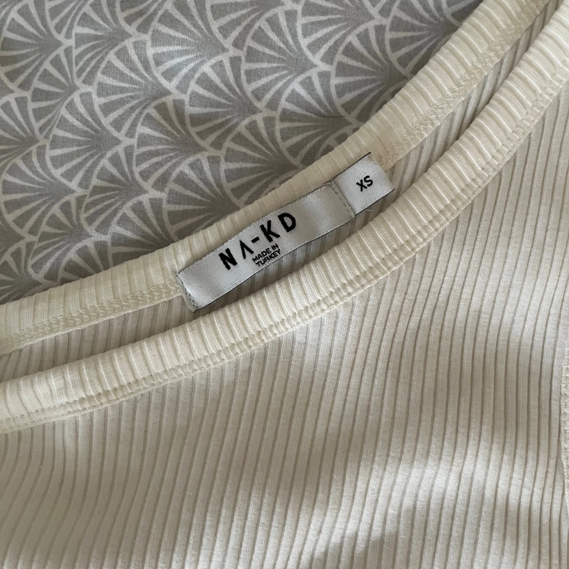 Vit ribbad oneshoulder topp NA-KD - 1