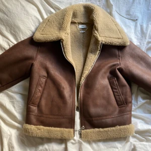 Brun höstjackan med päls - Nästan aldrig använd. Nypris 1000kr. Perfekt till hösten 