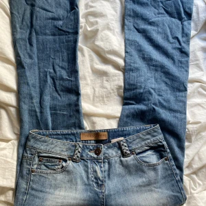 Low waist vintage jeans - Skit snygga med coola detaljer