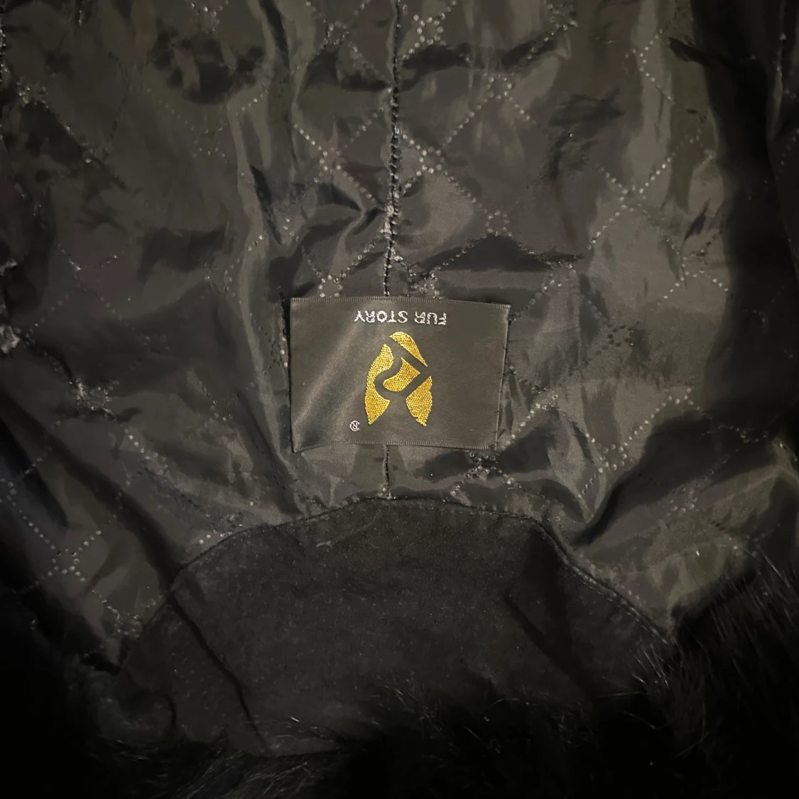 Svart pälsjacka med stora detaljer - 4