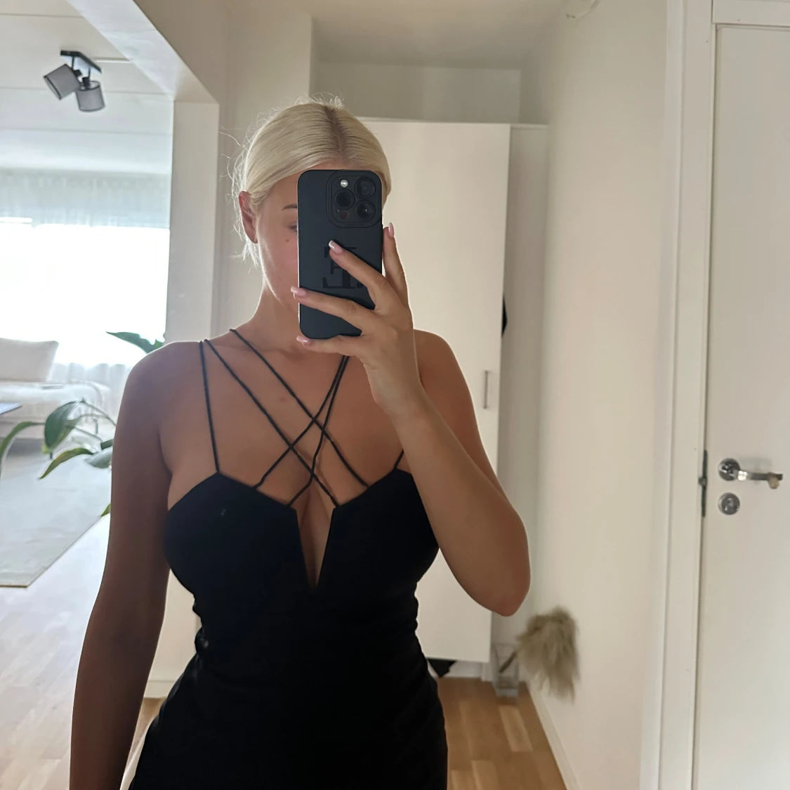 Svart klänning med korsade band Rare London - 1