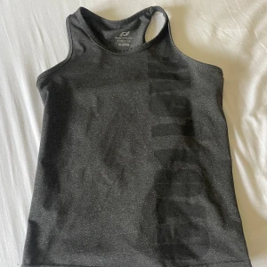 Svart sportigt linne  - Säljer ett svart tränings linne. Skulle säga att de passar lite större än 110/116