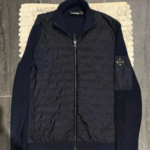 J.Lindeberg Cardigan Hybird Jacka Navy - Säljer en sjukt snygg cardigan från J.Lindeberg som är slutsåld || Storlek: M || Använd men mycket fint skick 
