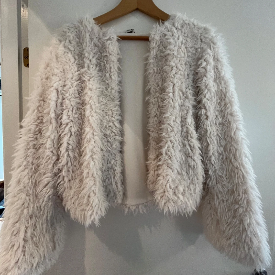 Vit fluffig pälsjacka från Lindex