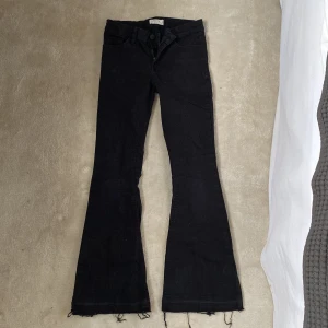 Svarta bootcut jeans från Lindex - Svarta jeans från Lindex med bootcut-modell och råa, fransiga benslut. Har användes få gånger 