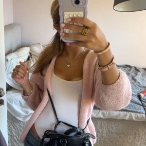 Stickad rosa kofta  - Säljer en super fin rosa stickad kofta i gott skick💕