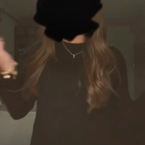 Svart stickad tröja med rund hals - En svart stickad tröja med rund halsringning och långa ärmar. Tröjan har en enkel och clean look, perfekt att styla med smycken eller över en skjorta. Mjuk och skön känsla, passar till många olika outfits.