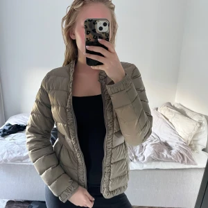 Beige pufferjacka från Honey Bee Blue XS - Säljer en beige pufferjacka från Honey Bee Blue i storlek XS. Jackan är quiltad med lång ärm, har dragkedja framtill och är lätt vadderad. Perfekt för kyligare dagar och har en clean, enkel look som passar till det mesta.