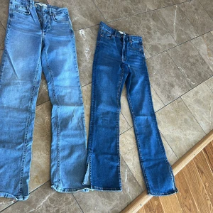 Bootcut jeans i blå och ljusblå denim - Två par bootcut jeans i klassisk blå och ljusblå denim från Perfect Jeans. Båda har normal passform, femficksdesign och vida benslut. Tillverkade i mjukt bomullsmaterial med snyggt fall. Perfekta för dig som gillar en avslappnad och trendig look.