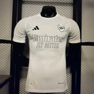 Arsenal Special Edition 2025/2026 - Stick ut i mängden med denna unika specialutgåva inspirerad av Arsenals framtida matchtröja! Tillverkad i högkvalitativt, ventilerande material med en kroppsnära passform som ger en sportig känsla - perfekt för både match och vardag.  