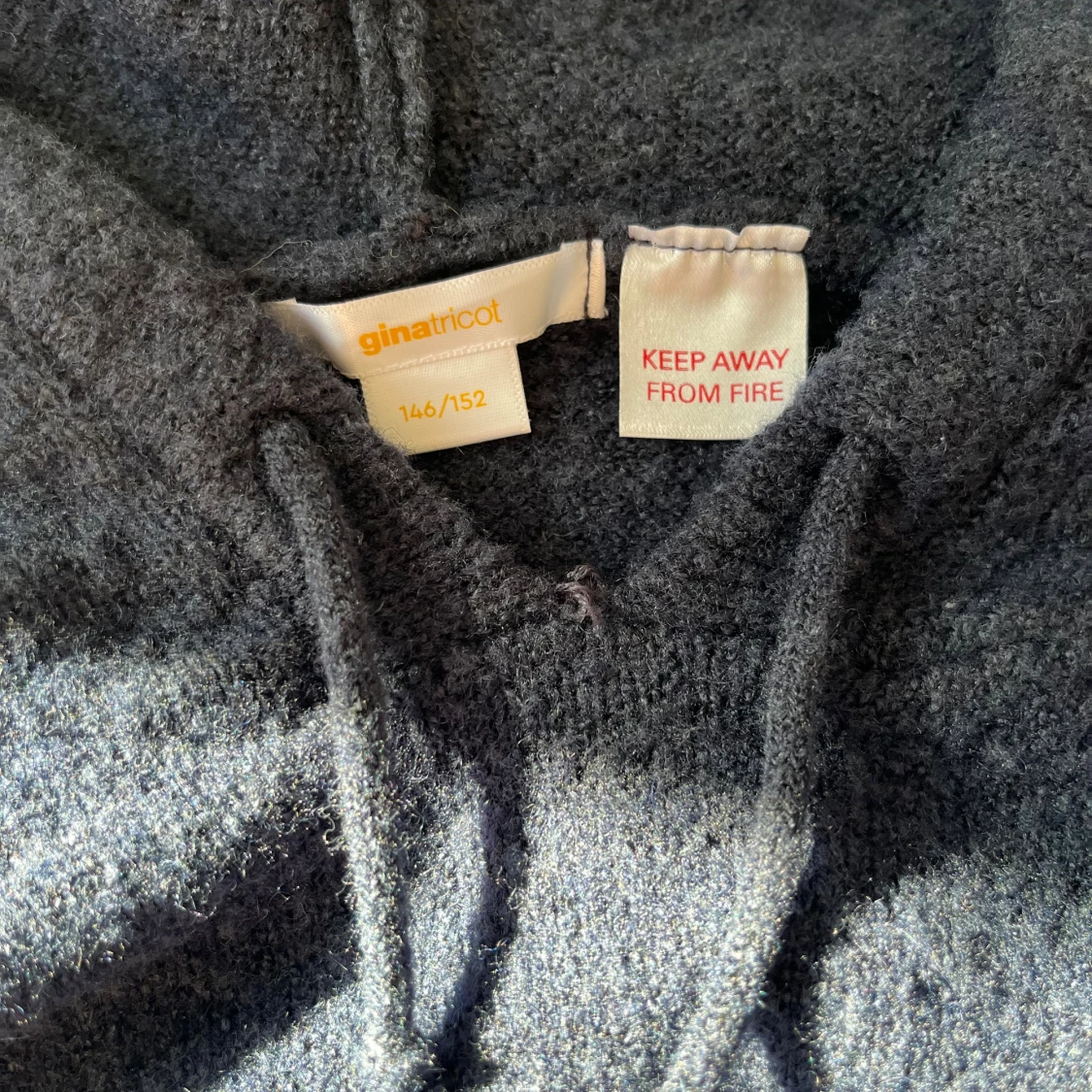 Marinblå stickad hoodie från Gina Tricot - 2