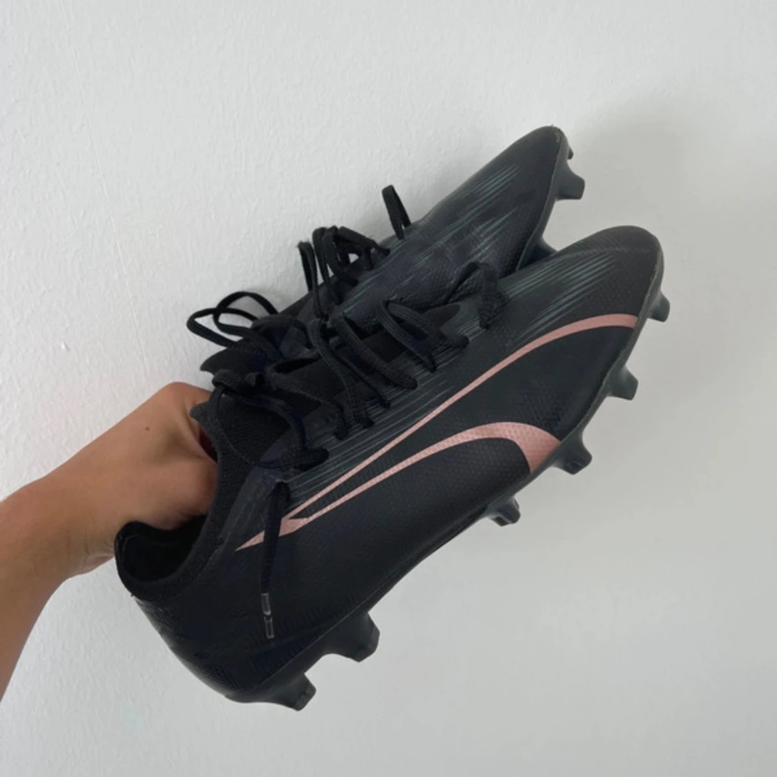Svarta Nike fotbollsskor med rosa swoosh - 3