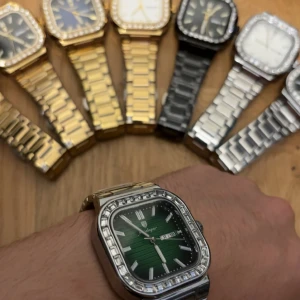 Silver Grönt Poedagar klocka - Uppgradera din stil med denna helt nya, oanvända Poedagar klocka.  Med en elegant grön urtavla med dag- och datumvisning, ett slitstarkt armband i rostfritt stål och en raffinerad diamant-slipad bezel, kombinerar denna klocka stilfull elegans med praktisk vardagsfunktionalitet. Den lyser på mörkret och är vatten tät.