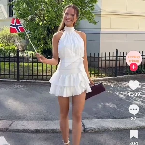 SÖKER!!  - Söker denna superfina klänning från Feeling Friday i strl XS eller S! 