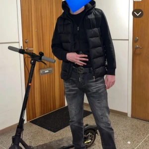 Svarta Dsquared2 jeans med slitningar - Säljer ett par svarta jeans från Dsquared2 i storlek 56men passar för mig som är M storlek . Jeansen har snygga slitningar och en tvättad look med ljusare partier framtill. Klassisk femficksmodell med Dsquared2-tag vid gylfen. Perfekta för dig som gillar streetwear och vill sticka ut.