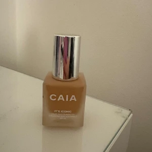 CAIA It's Iconic Foundation 3N - Flytande foundation från CAIA i nyansen 3N. Kommer i en snygg fyrkantig glasflaska med silvrig kork. Innehåller hyaluronsyra och vitamin C samt har SPF 20. Perfekt för dig som vill ha en naturlig och fräsch finish.