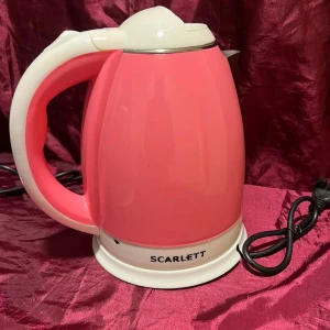 Scarlett Elektrisk Vattenkokare - Snygg elektrisk vattenkokare från Scarlett i rosa och vitt. Modern design, synligt i gott skick utan repor eller skador. Perfekt för snabb uppvärmning av vatten till te, kaffe eller matlagning. Levereras med strömkabel och stabil bas.