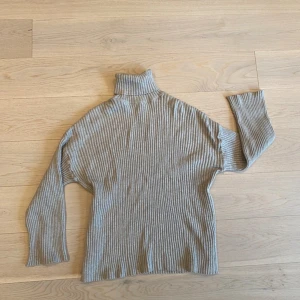 Beige ribbad polotröja - Polotröja använd få gånger.  Vänligen läs min bio innan du gör ett köp; där hittar du bland annat information om leveransprocessen med mera 😊