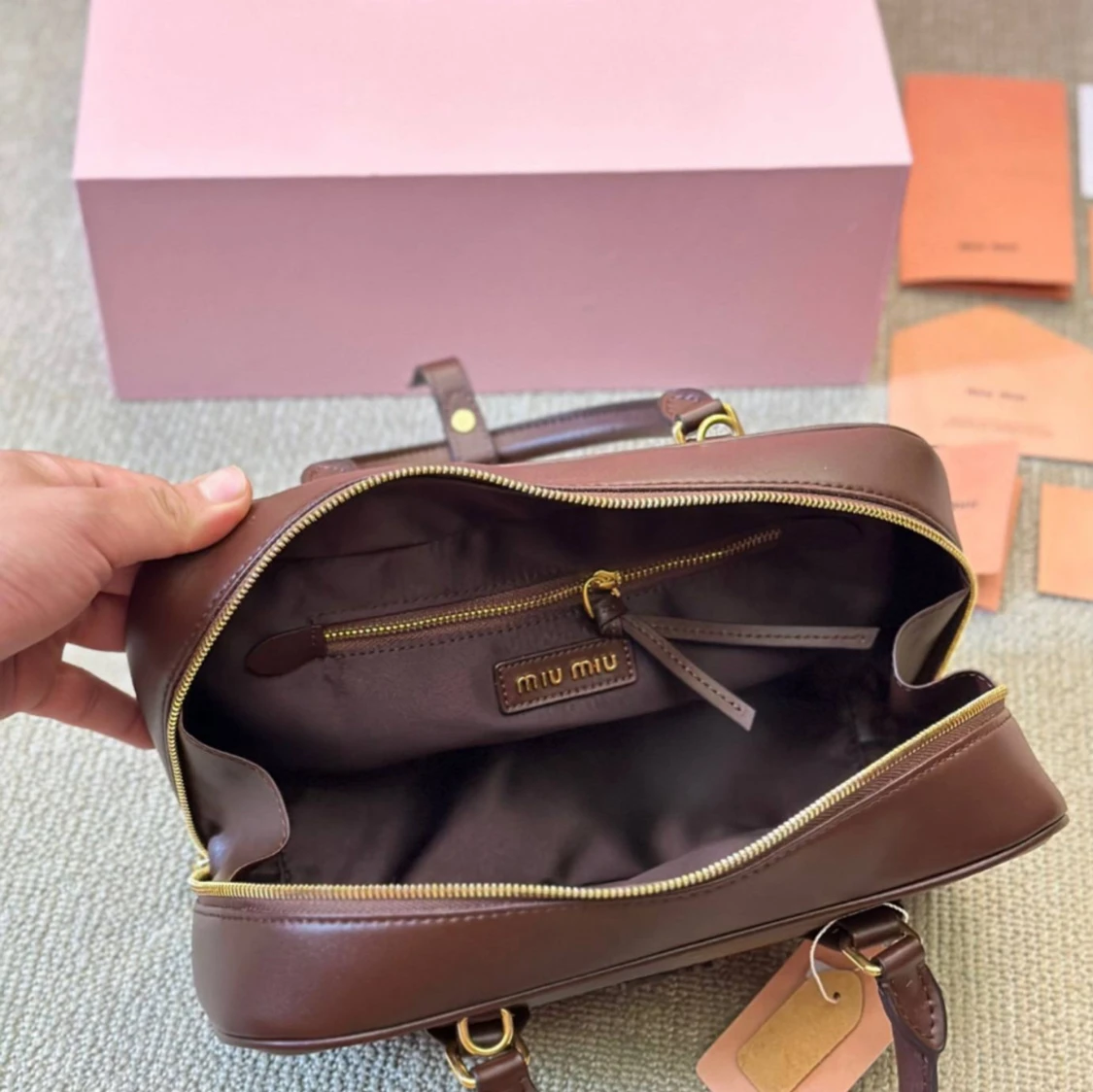 Brun handväska från Miu Miu i skinn - 4