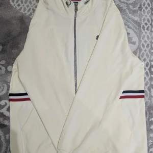 Beige Moncler zip - Helt ny oanvänd size M skickas inom 24-48 timmar