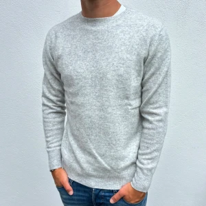 Kashmir tröja - Ljusgrå Kashmir Sweatshirt | Storlek S | Modellen är 177cm lång | Endast testad, därför nyskick | Hör av dig vid frågor🌟
