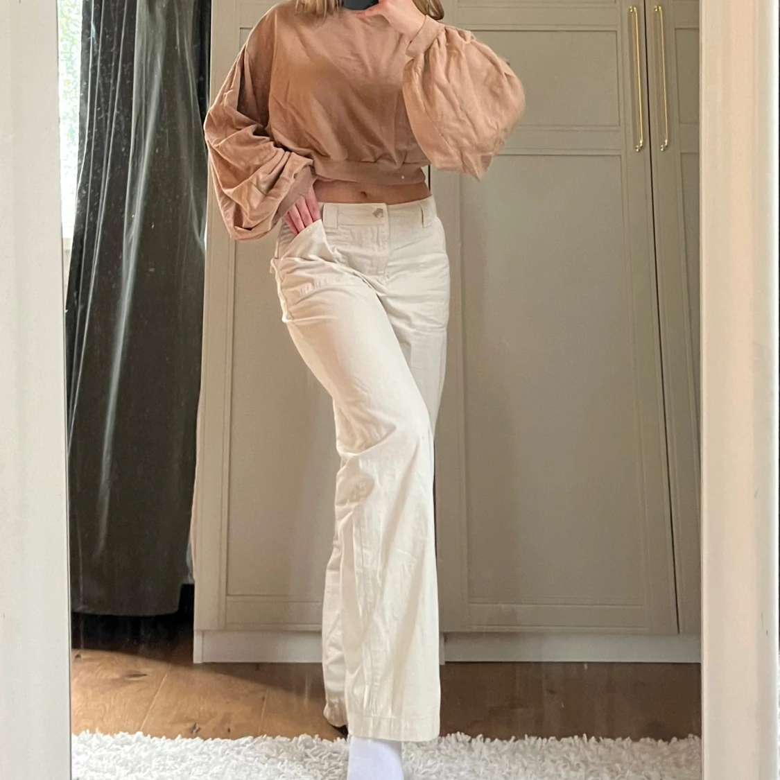 Beige croppad tröja med ballongärmar - 2