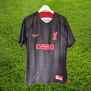  Lebron James X Liverpool - Autentisk Limited Edition Lebron James X Liverpool FC collab tröja som jag fick i julklapp för några år sedan. Helt oanvänd tröja! Säljs inte längre officiellt av Liverpool.