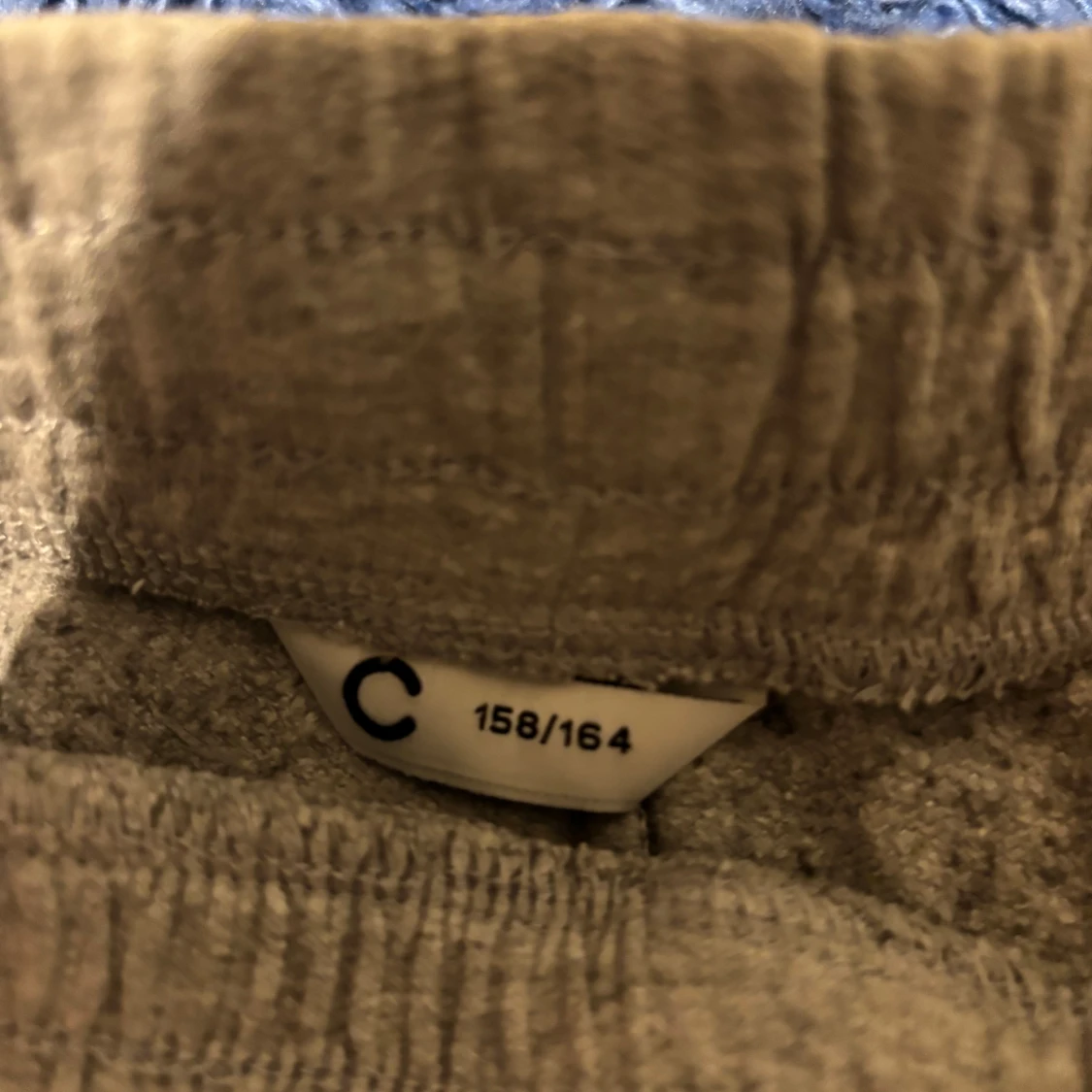 Grå mjukisbyxor med tryck - 2