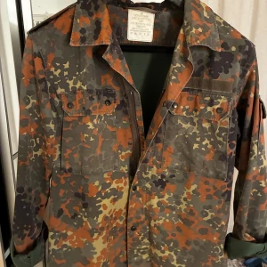 Camouflage overshirt militärstil - En asfet ovanlig och autentisk militärjacka. Storlek mellan M-L.
