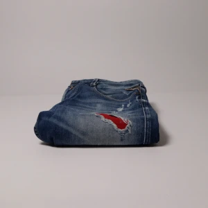 Replay anbass - Replay Anbass // Slim Fit // Storlek: 30 Mått: Midja: 39 cm, Innerben: 78 cm, Benlängd: 101 cm Nypris: 1799:-  Vårt pris: 319:- Hojta gärna vid frågor – vi svarar dig alltid snabbt med ett trevligt bemötande. Allt gott, /Team Trovata 