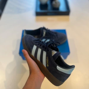 ✨Adidas Handball Spezial Navy💙 Size 42 - Hi, I have used these shoes 2 times before i decided to Sell Them🙁 They Are not really my style anymore so thats the reason I’m Selling Them♻️Adidas Spezial sneakers is really popular for teens and students right now. If you want a pair of trendy, clean and comfy sneakers, then you Are at the right place📍 I send the shoes within 1-3 hours so you Get Them as fast as possible⚡️Please send a text if you want more pictures or more info📞📲