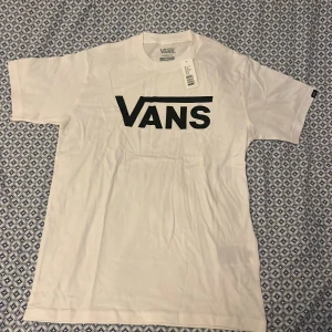 Vit Vans t-shirt med logga, Small - Helt ny Vit t-shirt från Vans i klassisk passform med stor svart Vans-logga på bröstet. 