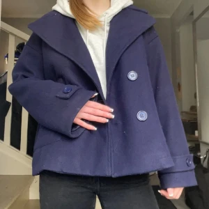 Mörkblå kappa - Mörkblå kappa från design by si, super fin och inga skador eller märken på. Skriv för fler bilder💕