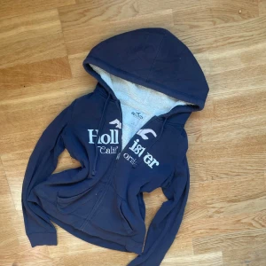 Mörk Blå Hollister Zip up Y2k -  Säljer denna fina hollister zip up i storlek S med foder 💕 -väldigt bra skick  -Rare Y2K ✨ Perfekt inför hösten🍂