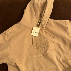 Gant beige hoodie, storlek 4XL - Helt ny Gant beige hoodie, storlek 4XL. Lappen sitter kvar. Pris kan diskuteras!